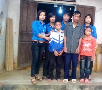 “Nụ cười hồng” sẻ chia với gia đình các nạn nhân ở Lèn Cờ - 1 “Nụ cười hồng” sẻ chia với gia đình các nạn nhân ở Lèn Cờ - 1