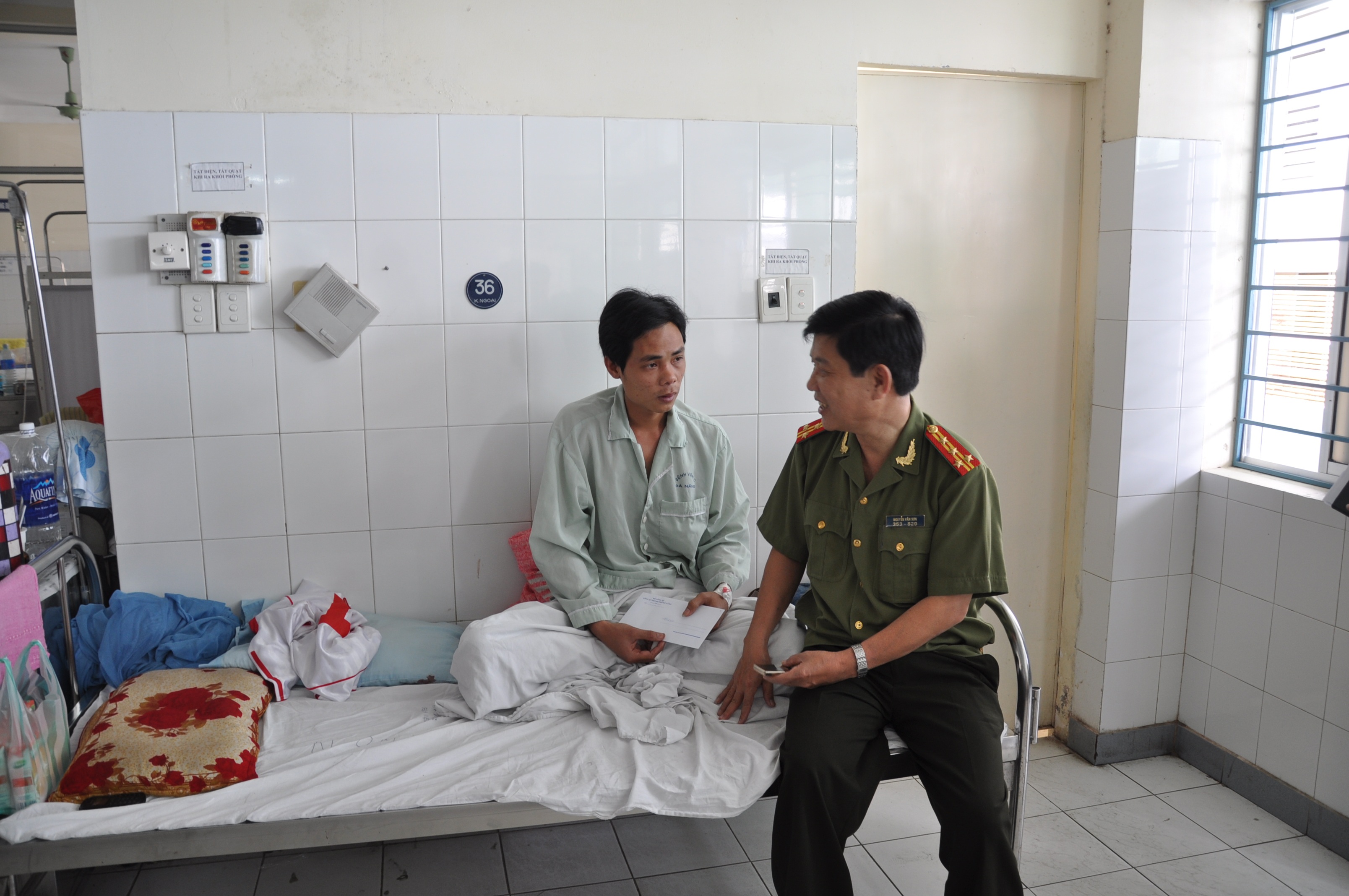 Hai chiến sĩ đặc nhiệm bị 8 côn đồ tấn công - 2