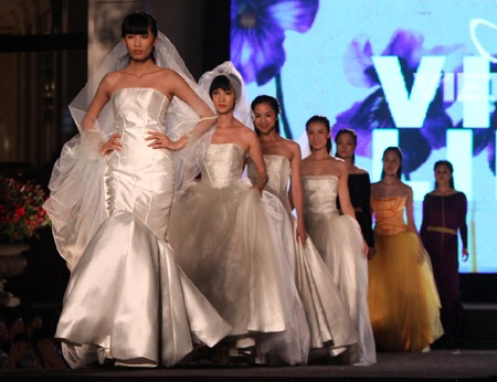 Dàn “chân dài” khoe dáng trong show của Việt Liên - 1 Dàn “chân dài” khoe dáng trong show của Việt Liên - 1