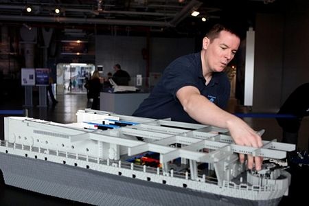 Ngắm tàu chiến khổng lồ bằng Lego - 2