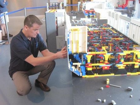 Ngắm tàu chiến khổng lồ bằng Lego - 9