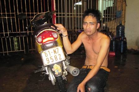 Hiệp sĩ SBC bắt gọn 2 tên cướp giật, “đá xế” trong mưa - 1