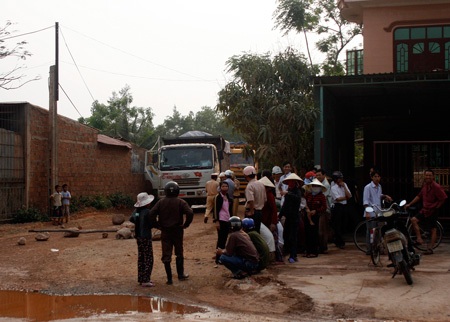 Doanh nghiệp chở đất chấp nhận “chiều lòng” dân - 1 Doanh nghiệp chở đất chấp nhận “chiều lòng” dân - 1