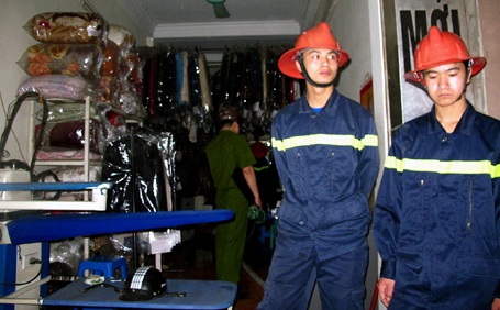 Náo loạn vì cháy tiệm giặt là trên phố Lò Đúc - 2