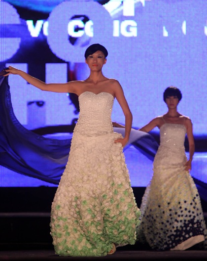 “Rừng hoa” trong BST của Công Khanh - 13