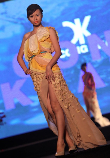 “Rừng hoa” trong BST của Công Khanh - 7