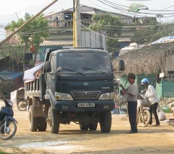 Buộc xã gỡ bỏ trạm barie thu phí trái luật - 2 Buộc xã gỡ bỏ trạm barie thu phí trái luật - 2