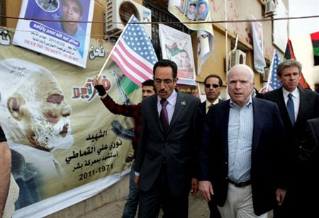 Thượng nghị sỹ Mỹ McCain thăm trụ sở của phe nổi dậy Libya - 3