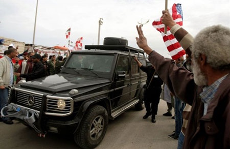 Thượng nghị sỹ Mỹ McCain thăm trụ sở của phe nổi dậy Libya - 2