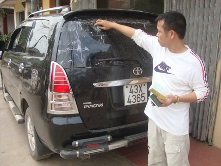 Bức xúc vì cách chi trả, khách hàng "quây" văn phòng bảo hiểm - 2 Bức xúc vì cách chi trả, khách hàng "quây" văn phòng bảo hiểm - 2