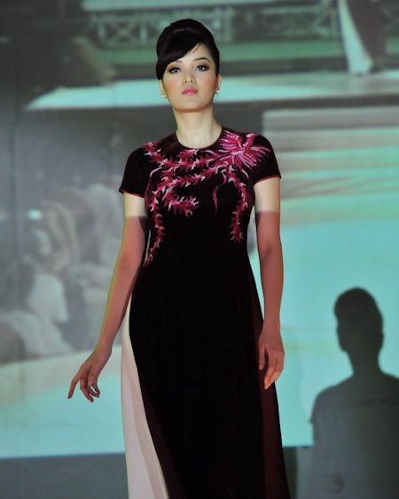 Ngắm Huỳnh Bích Phương tha thướt áo dài - 1