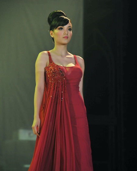 Ngắm Huỳnh Bích Phương tha thướt áo dài - 2