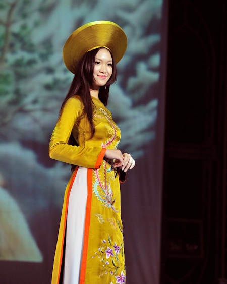 Ngắm Huỳnh Bích Phương tha thướt áo dài - 11