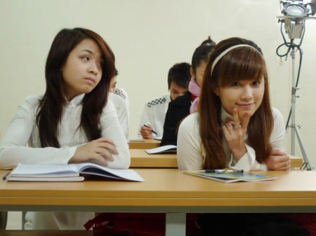 MC Bảo Linh “ngược thời gian” làm học sinh - 5 MC Bảo Linh “ngược thời gian” làm học sinh - 5