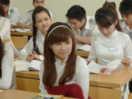 MC Bảo Linh “ngược thời gian” làm học sinh - 4 MC Bảo Linh “ngược thời gian” làm học sinh - 4