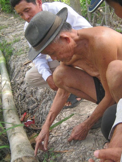 Rộ tin đồn trẻ “bị quỷ nhập” chặt cau ra máu - 1