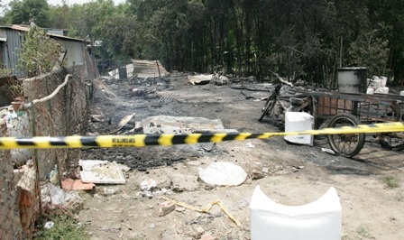 Cháy lớn sát gara ô tô - 1