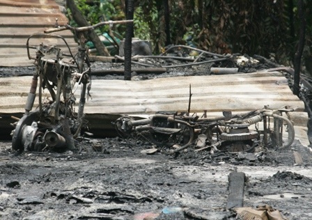 Cháy lớn sát gara ô tô - 2