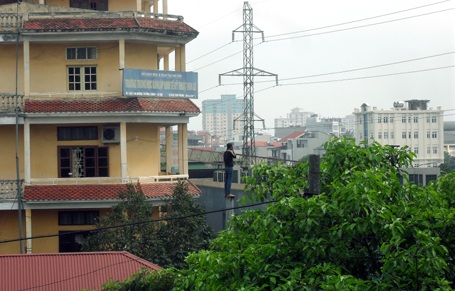 Hai giờ giải cứu cô gái leo cột cao 10m đòi tự tử - 1 Hai giờ giải cứu cô gái leo cột cao 10m đòi tự tử - 1