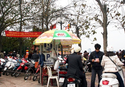 Quyết liệt dẹp nạn “phá giá” tại các điểm trông giữ xe - 1