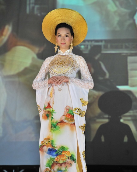 Ngắm Huỳnh Bích Phương tha thướt áo dài - 13