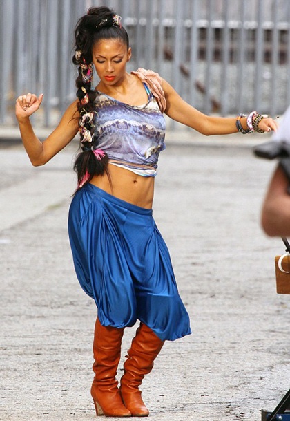 Nicole Scherzinger khoe eo thon trong buổi quay MV mới - 1