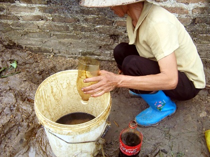 Bục téc chứa xăng dầu, dân đổ xô đi “mót” - 2 Bục téc chứa xăng dầu, dân đổ xô đi “mót” - 2