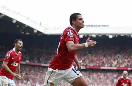 “Hạt đậu nhỏ” Chicharito lập đại công, MU bứt phá - 1