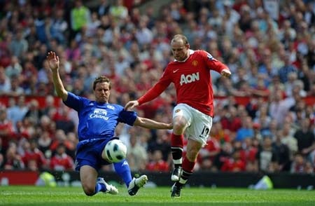 “Hạt đậu nhỏ” Chicharito lập đại công, MU bứt phá - 2