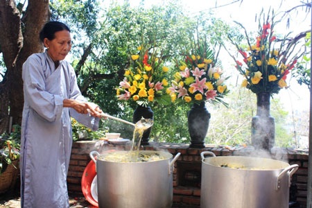 Độc đáo lễ thay xiêm y Mẫu tại Tháp Bà Ponagar - 1 Độc đáo lễ thay xiêm y Mẫu tại Tháp Bà Ponagar - 1