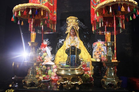 Độc đáo lễ thay xiêm y Mẫu tại Tháp Bà Ponagar - 2 Độc đáo lễ thay xiêm y Mẫu tại Tháp Bà Ponagar - 2