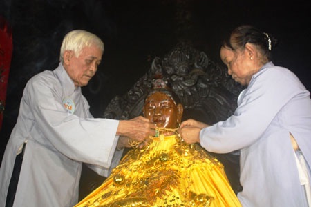 Độc đáo lễ thay xiêm y Mẫu tại Tháp Bà Ponagar - 4 Độc đáo lễ thay xiêm y Mẫu tại Tháp Bà Ponagar - 4