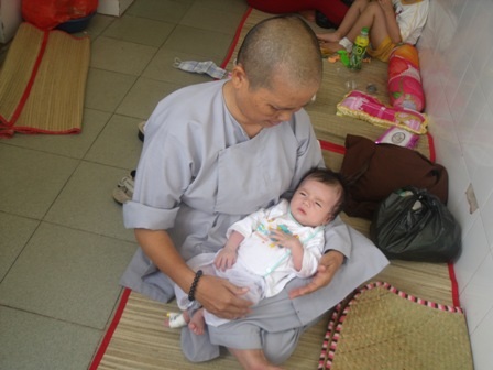 Nhói lòng khi đến thăm bé Nhân Đức - 2