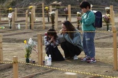 Thăm mộ cha sau thảm họa sóng thần - 3