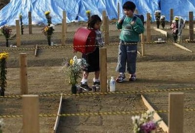 Thăm mộ cha sau thảm họa sóng thần - 5