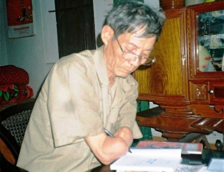 Về "làng Vũ Đại" gặp kỳ nhân không tay bốc thuốc, viết văn - 3 Về "làng Vũ Đại" gặp kỳ nhân không tay bốc thuốc, viết văn - 3