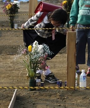 Thăm mộ cha sau thảm họa sóng thần - 6