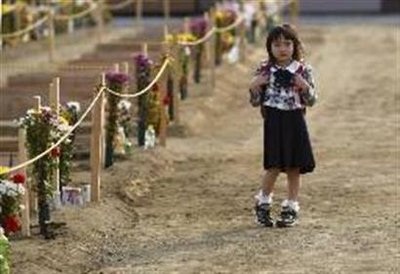 Thăm mộ cha sau thảm họa sóng thần - 4