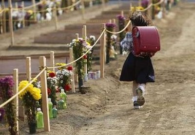 Thăm mộ cha sau thảm họa sóng thần - 7