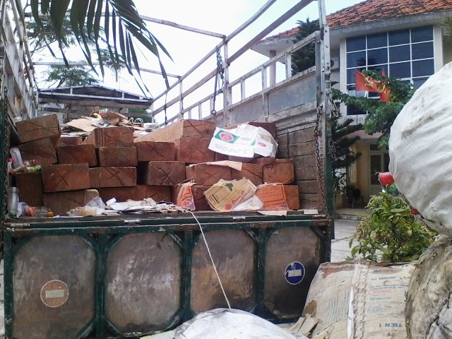 “Ngụy trang” bằng hàng phế liệu để vận chuyển gỗ lậu - 2