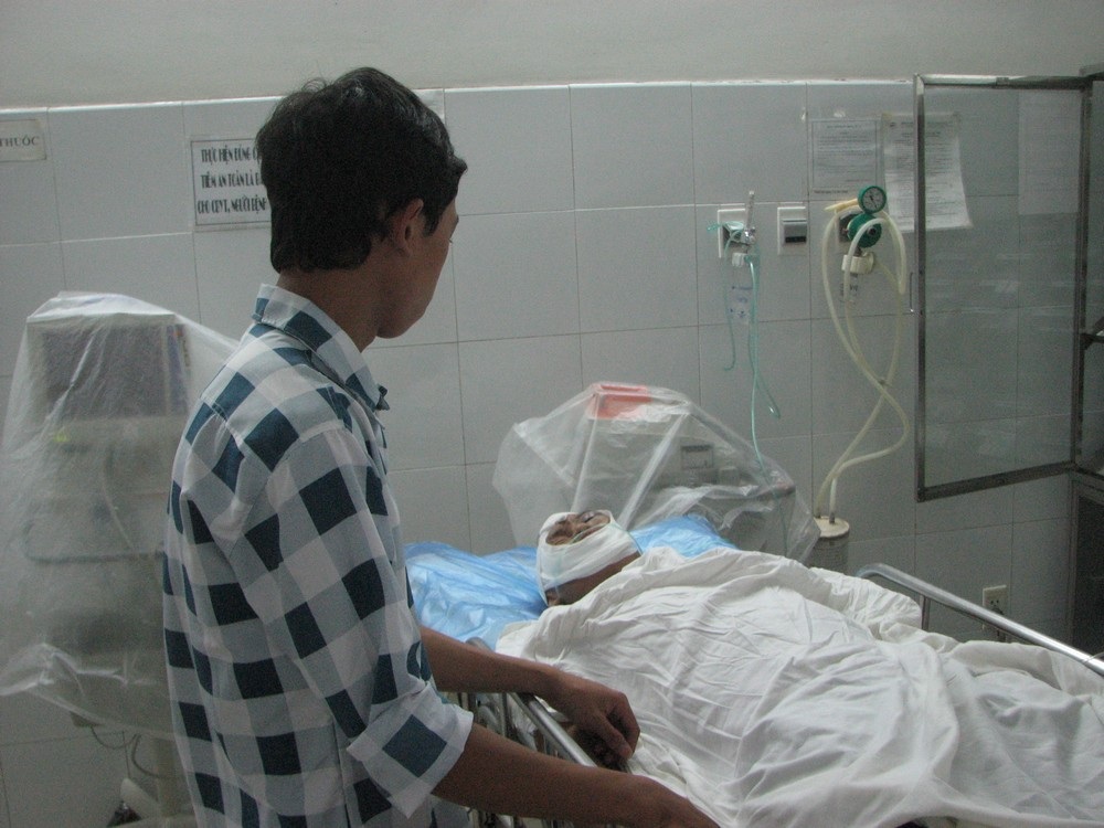 Cứu một ngư dân bị nạn trên biển - 1