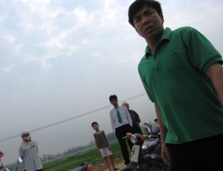 Taxi "vọt" vệ đường, lao xuống sông - 2