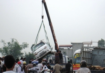Taxi "vọt" vệ đường, lao xuống sông - 3