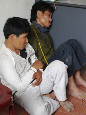 Đánh nhừ tử, thiêu rụi xe máy của 2 kẻ trộm chó - 1