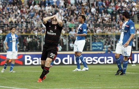 Thắng 4 trận liên tiếp, AC Milan tiến sát scudetto - 2 Thắng 4 trận liên tiếp, AC Milan tiến sát scudetto - 2