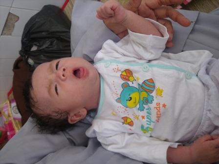 Nhói lòng khi đến thăm bé Nhân Đức - 1