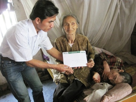 Quà nhân ái đến với mẹ già 80 tuổi nuôi 2 con dị tật - 1