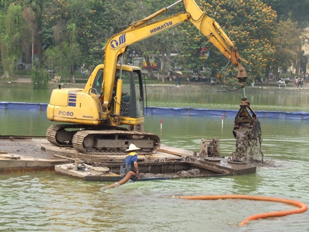 Dùng gầu máy vét bùn hồ Gươm: Lo cho môi trường sống của cụ Rùa - 1 Dùng gầu máy vét bùn hồ Gươm: Lo cho môi trường sống của cụ Rùa - 1