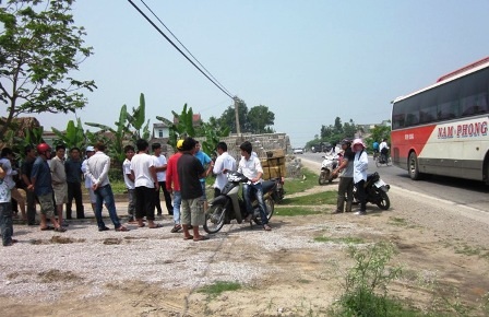 Cả gia đình nhập viện vì va vào xe khách - 2