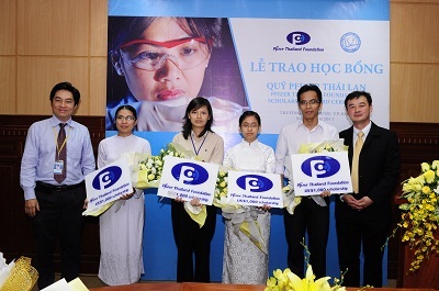 Quỹ Pfizer Thái Lan trao học bổng cho sinh viên y khoa - 3 Quỹ Pfizer Thái Lan trao học bổng cho sinh viên y khoa - 3